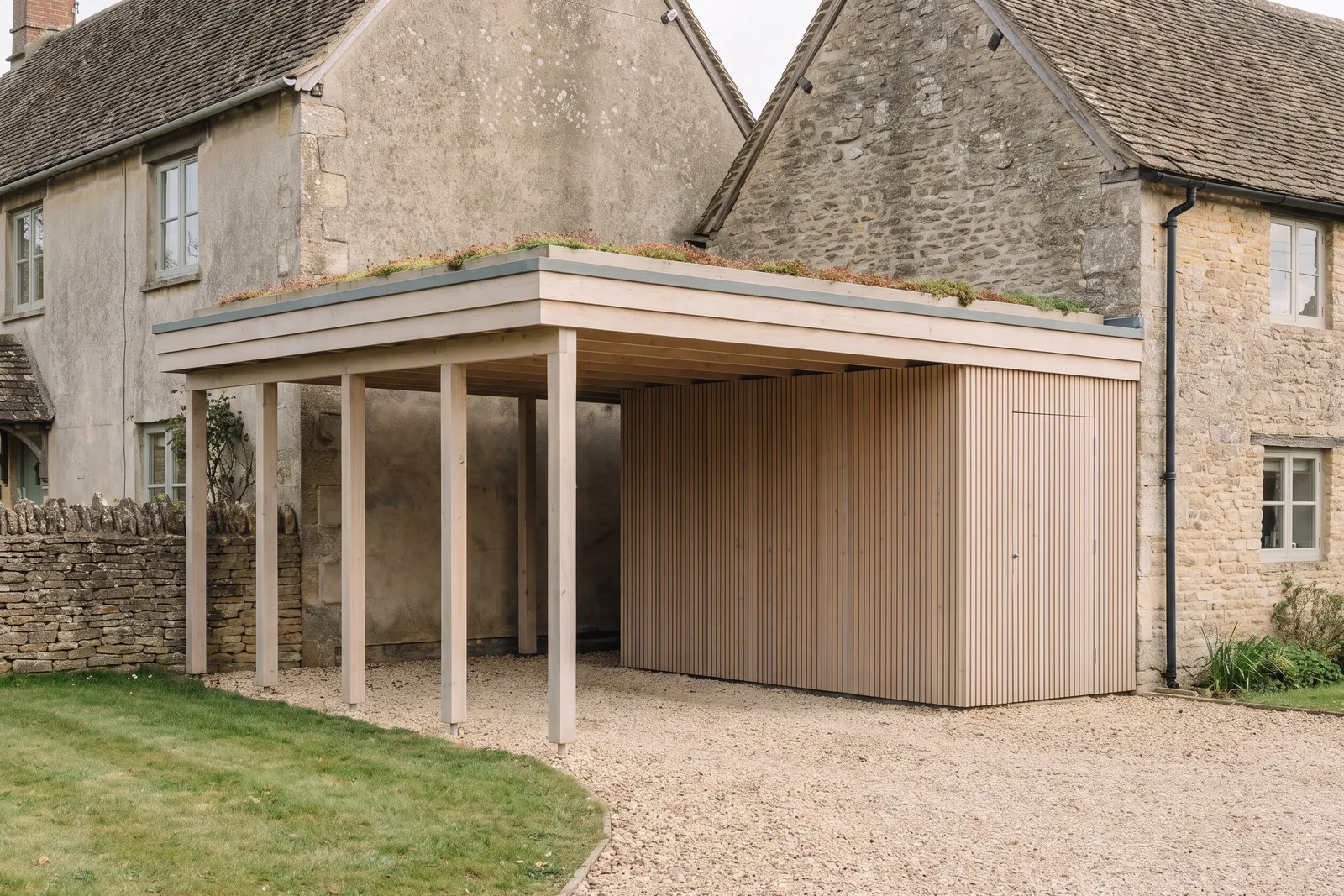 Moderner Carport aus Holz mit Gründach